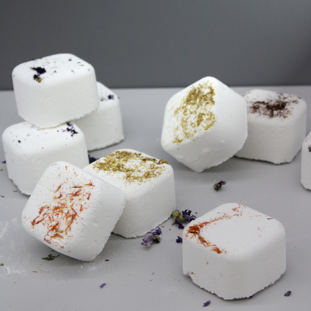 Cuburile Efervescente cu Aromaterapie pentru Dușuri se vând Angro , așezați-le pur și simplu pe podeaua dușului pentru a crea un mediu aromat, asemănător băii.